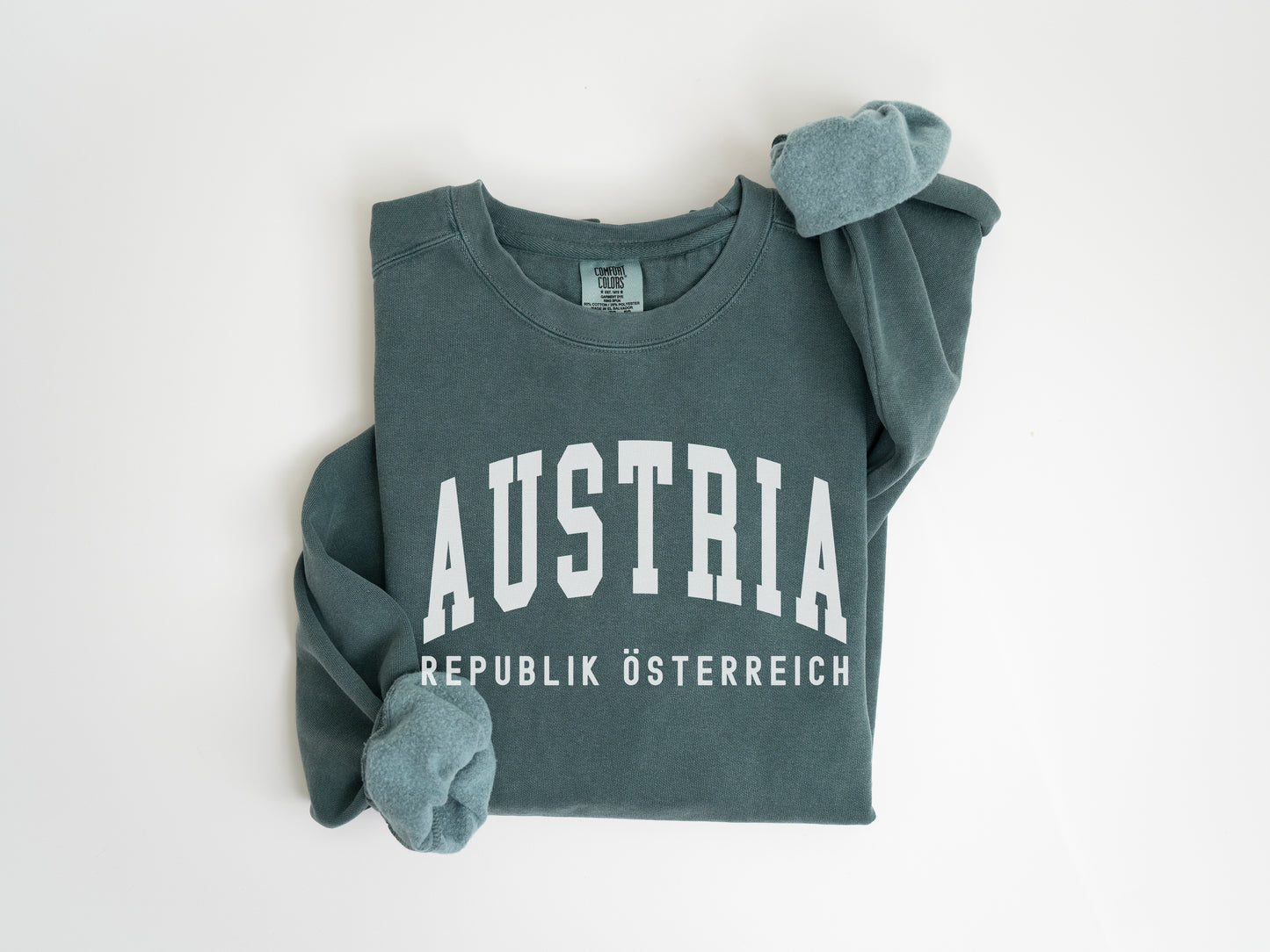 a t - shirt with the word australia printed on it