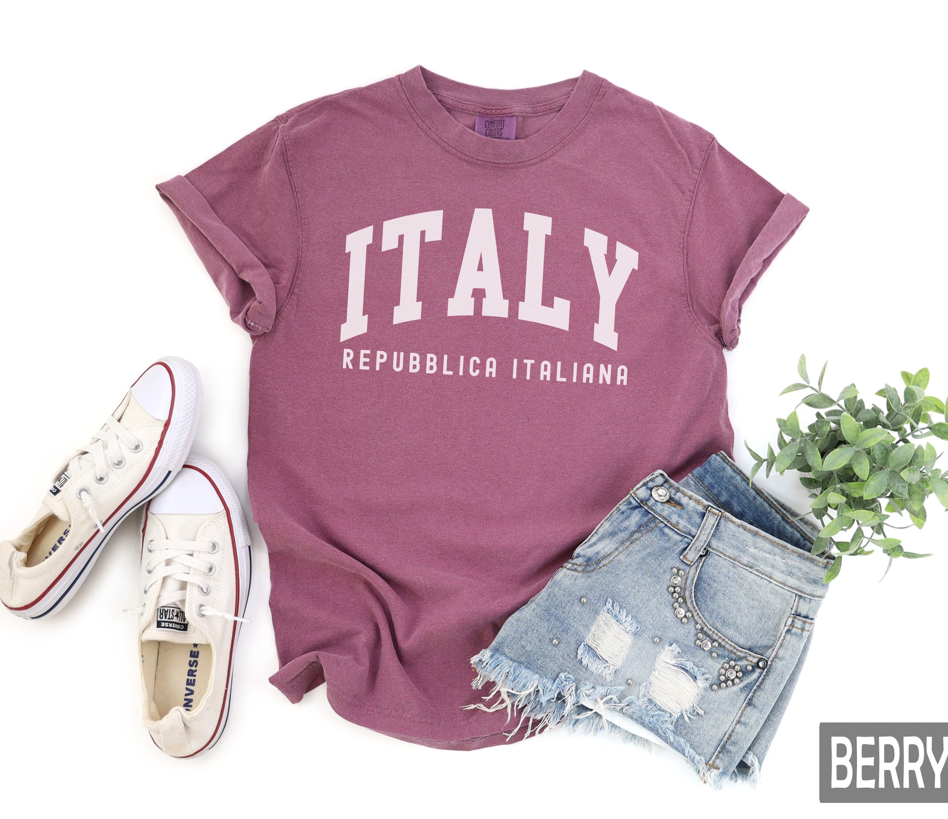 a t - shirt with the word italy printed on it