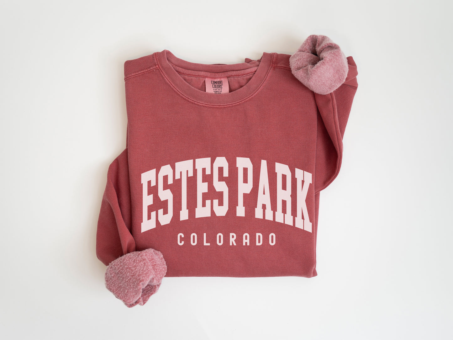 a red sweatshirt with the words estes park on it