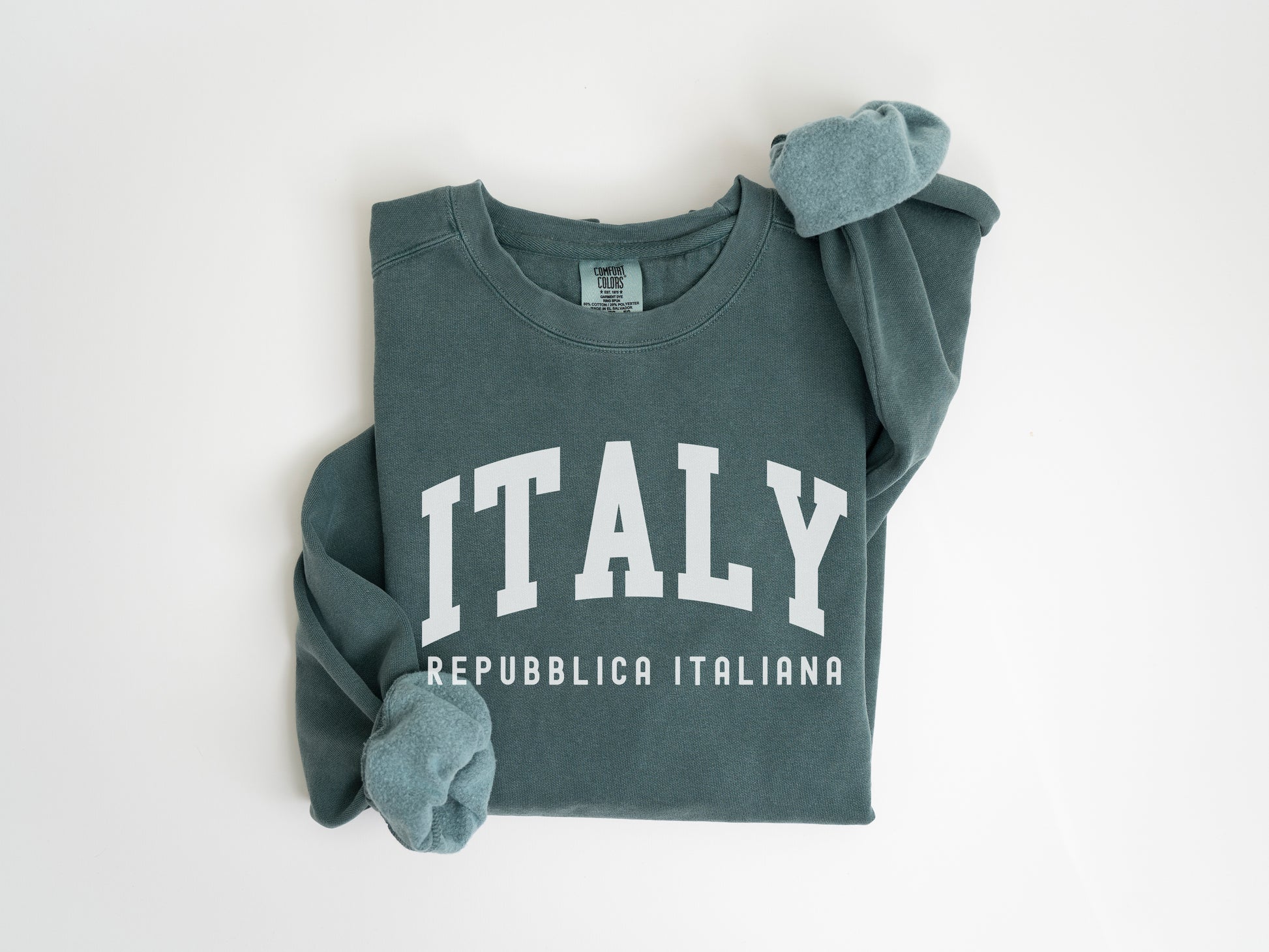 a t - shirt with the word italy printed on it