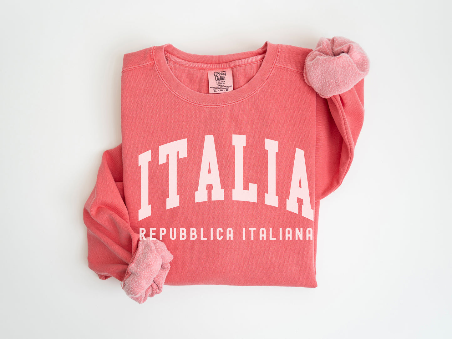 a red shirt with the word italia printed on it