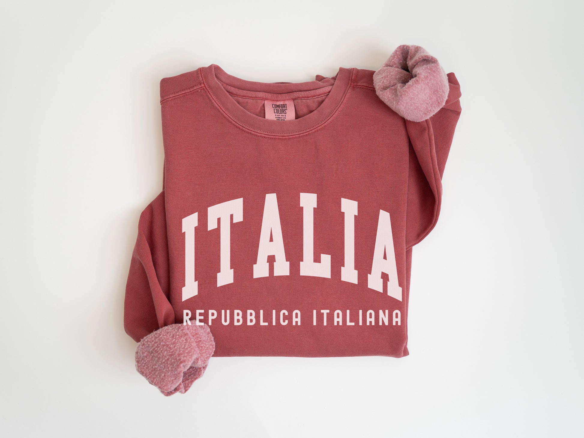 a red t - shirt with the word italia printed on it