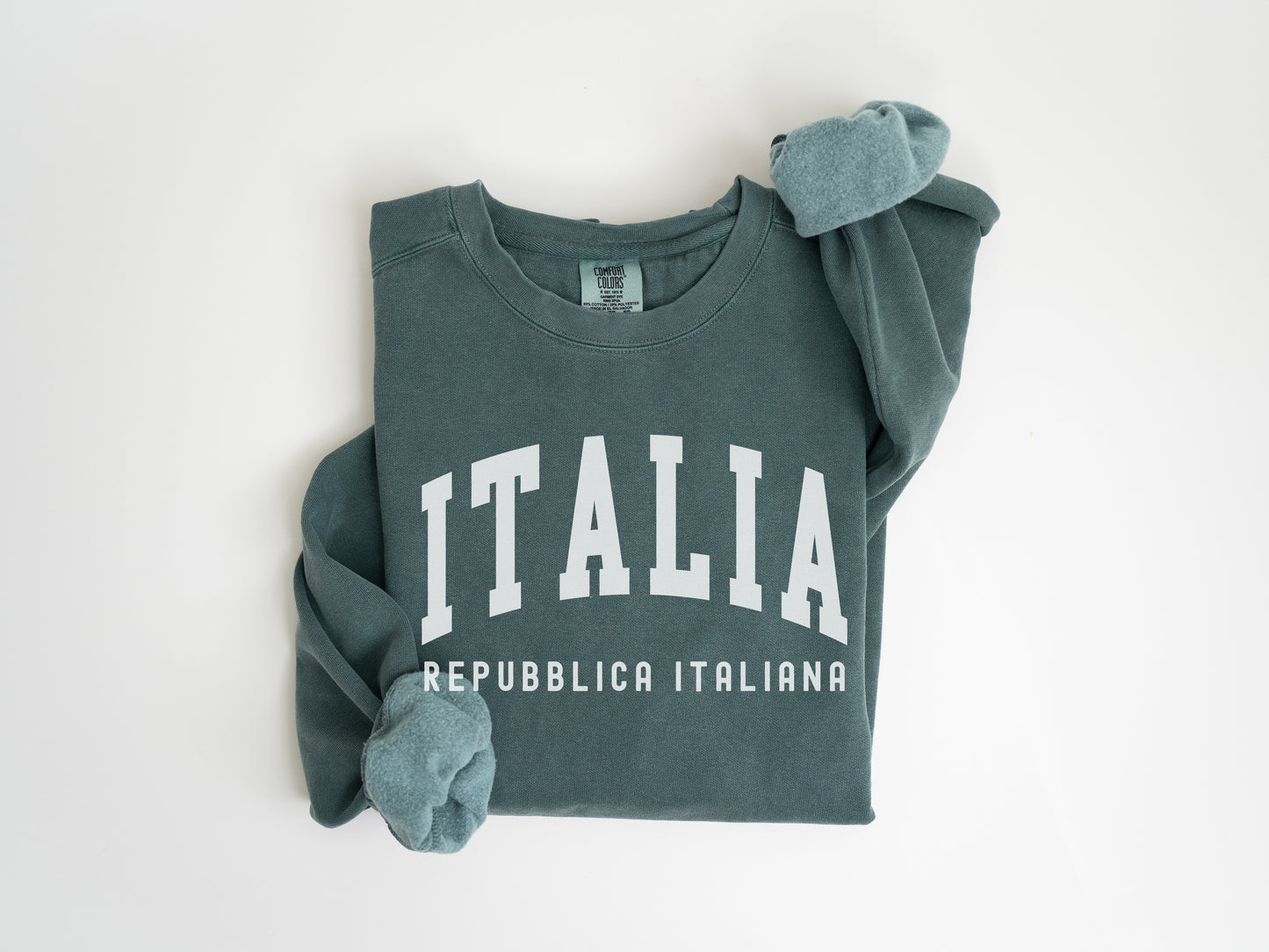 a t - shirt with the word italia printed on it