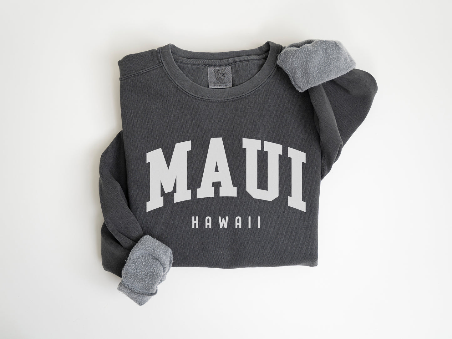 a gray shirt with the word mau on it