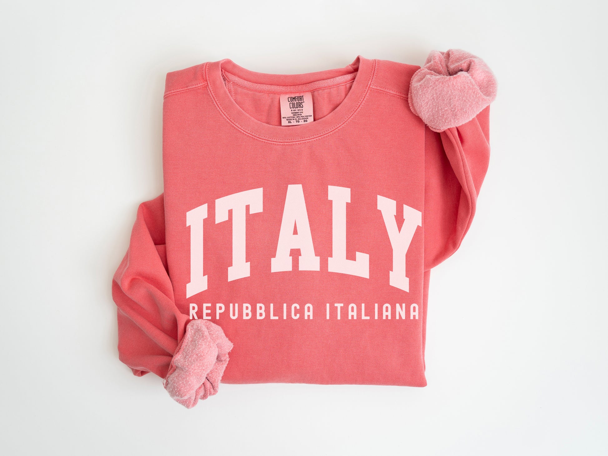 a t - shirt with the word italy printed on it