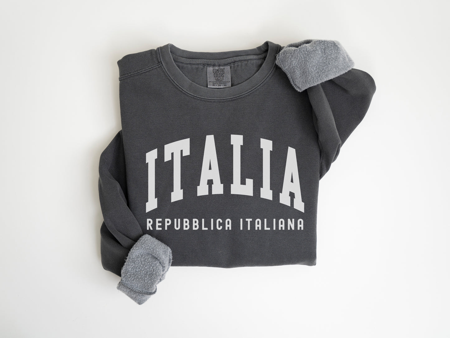 a t - shirt with the word italia printed on it