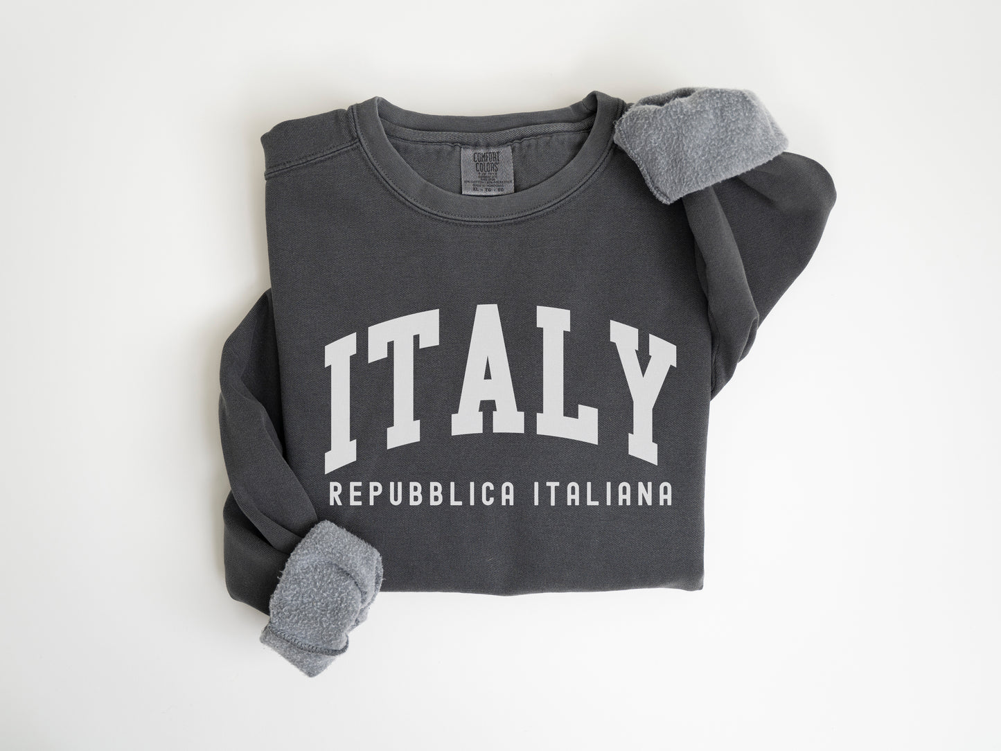 a t - shirt with the word italy printed on it